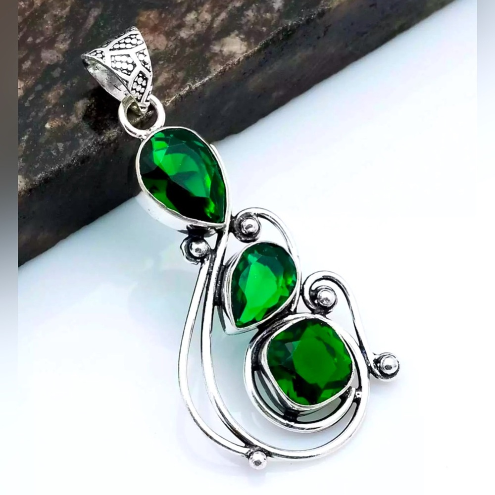 GREEN QUARTZ PENDANT